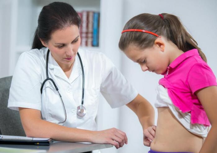 A child suspected of being a helminthic invasion during a doctor's appointment